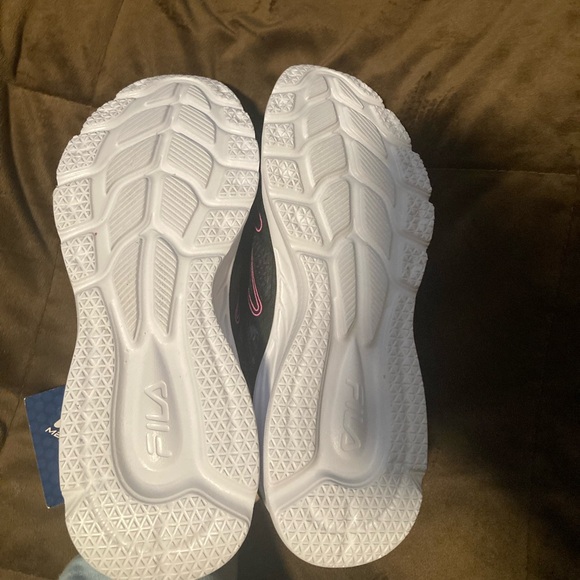 Fila brand,size 7.5, black and floral,memory foam, new with tags, comfy - Picture 8 of 10